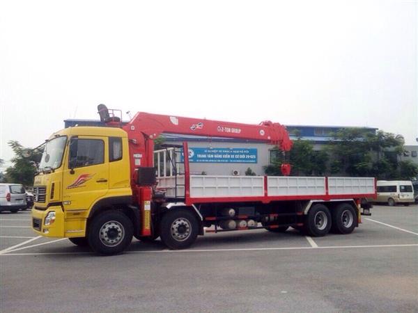 Xe tải 4 chân Dongfeng gắn cẩu 12 tấn Atom