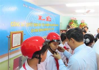 Honda Việt Nam tặng mũ bảo hiểm cho học sinh dịp năm học mới