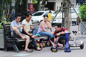 Nhiều người bị thương vì xe trượt điện trên phố đi bộ Nguyễn Huệ