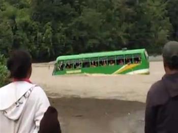 Xe buýt liều lĩnh vượt sông lũ vẫn chở đầy học sinh