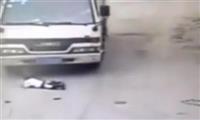 Xe tải chèn qua đứa trẻ ngồi chơi giữa đường